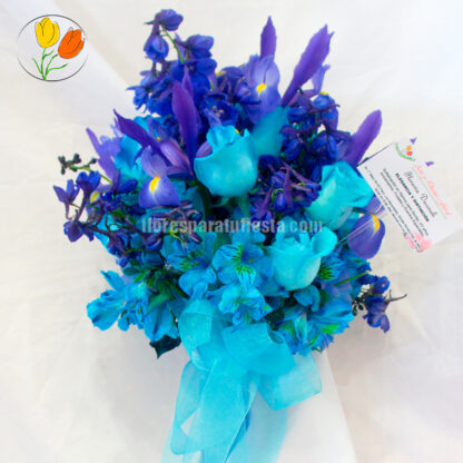 Iris delfinios y rosas azules