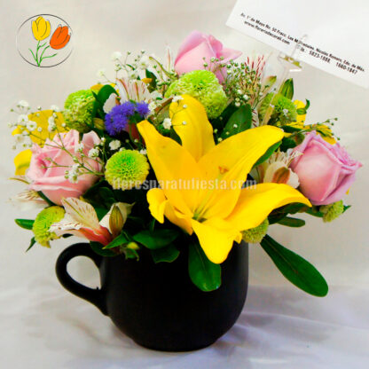 Taza de barro con flores