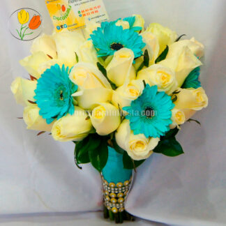 Ramo de rosas y gerbera turquesa