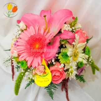 Ramo redondo de gerbera rosa y oriental