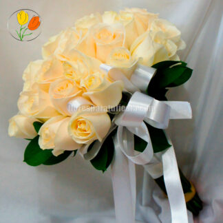 Ramo redondo atado de rosas