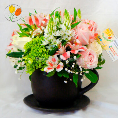 Alstroemerias rosas y hortensia en taza