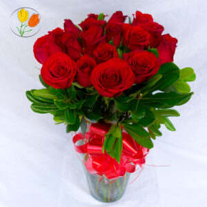 18 rosas rojas en jarron