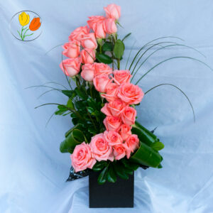 24 rosas en cubo de madera