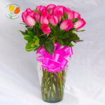 24 rosas fucsia en jarron