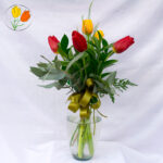 5 tulipanes en florero