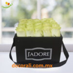 Caja de rosas blancas