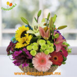 Arreglo floral primaveral en canasta