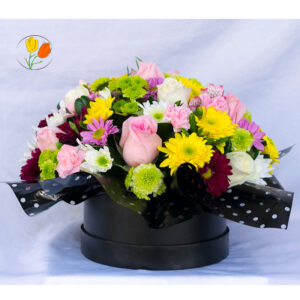 Caja de flores rosadas