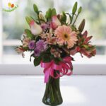 Jarron chico con flores rosadas