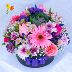Caja con flores rosadas