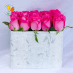 Caja de rosas fucsia