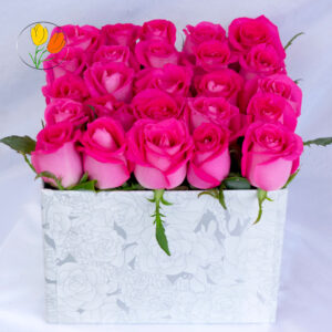Caja de rosas fucsia