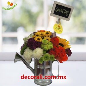 Regadera vintage con flores