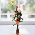 5 rosas en violetero