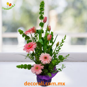 Tulipanes y gerberas en pecera