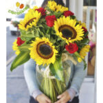 Girasoles y rosas en jarron