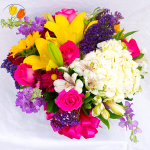 Rosa hortensia lilis y girasol en pecera