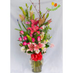 Iris y lilis en jarron de vidrio