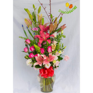 Iris y lilis en jarron de vidrio