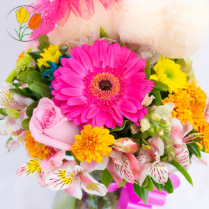 Detalle floral con peluchito