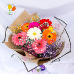 Gerberas y gypsophila de colores