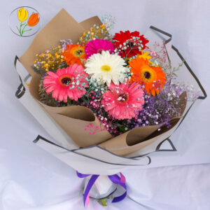 Gerberas y gypsophila de colores