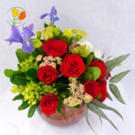 Iris hortensia y rosas en pecera