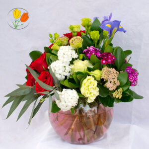 Iris hortensia y rosas en pecera