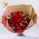 24 rosas con eucalipto