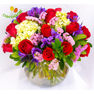 Rosas y hortensia en pecera