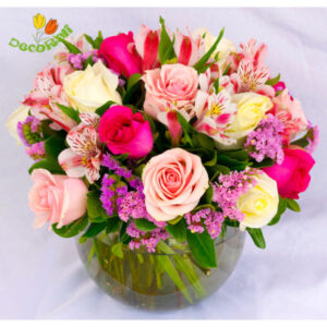 Rosas y alstroemerias en pecera