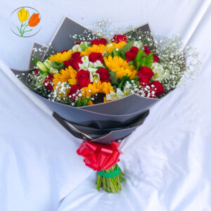 Rosas alstroemeria y girasol en ramo