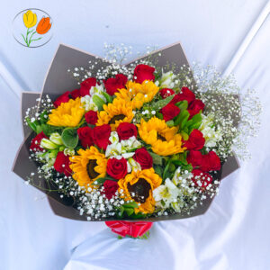 Rosas alstroemeria y girasol en ramo