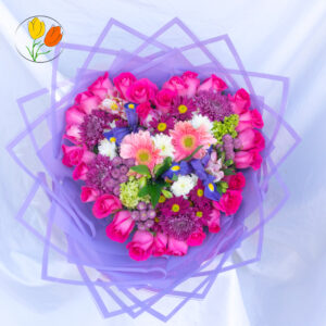 Corazon con rosas y flores rosadas