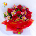 Alstroemeria y rosas en ramo