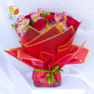 Alstroemeria y rosas en ramo